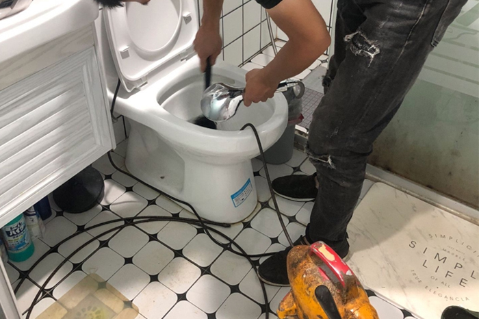 沙湖原种场疏通下水道