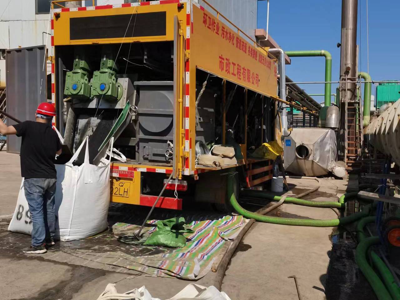 沙湖原种场淤泥压干处理